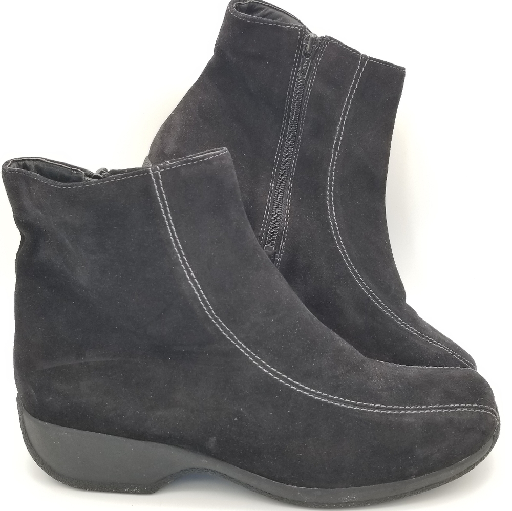 Clark's black suede bootie 11W